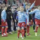 Los jugadores del Numancia esperan en la banda el pitido final del partido ante la Cultural el sábado.-LUIS ÁNGEL TEJEDOR