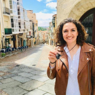 Cristina Ruiz, CEO de FindMe, muestra el dispositivo que sirve para mandar alertas en situaciones de peligro.-EL MUNDO