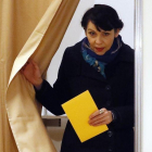 Birgitta Jonsdottir, una de las fundadoras del Partido Pirata, tras votar en Reykjavik.-AP / FRANK AUGSTEIN