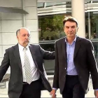 Josep Antoni Rosell, derecha, sale de los juzgados de El Vendrell, tras ser puesto en libertad.-ATLAS