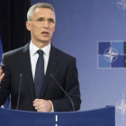 Stoltenberg presenta el informe anual de la OTAN del 2016, durante una rueda de prensa, en Bruselas, el 13 de marzo.-EFE / STEPHANIE LECOCQ