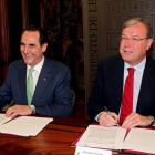 El alcalde, Antonio Silván (D), y el presidente de Iberaval, José Rolando Álvarez (I), firman el convenio de colaboración para facilitar el acceso a financiación acorde de autónomos y pymes-ICAL