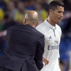 Zidane saluda a Cristiano ante la indiferencia de este en el momento de sustituirle en Las Palmas.-QUIQUE CURBELO