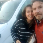 Vicente Hernández y su hija Valeria en Suiza hace unos minutos, de camino a Eslovaquia en furgoneta. HDS