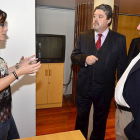 Gonzalo, Corcuera y Alcalde, ayer, antes de la conferencia. ÁLVARO MARTÍNEZ-