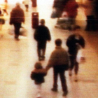 Imagen de vídeo en la que se ve al pequeño James de la mano de uno de sus asesinos, en 1993.-AP