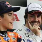Esta es la última aparición en público de Fernando Alonso, en Motegi (Japón), sede de Honda, junto a Marc Márquez.-EFE / KIMIMASA MAYAMA