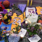 Homenaje a Kobe Bryant en las inmediaciones del Staples Center, casa de los Lakers.-ROBYN BECK/ AFP
