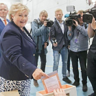 La primera ministra noruega,  Erna Solberg,  ejerce su derecho al voto en un colegio electoral.-MARIT HOMMEDAL/EFE