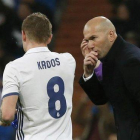 Zidane le da indicaciones a Toni Kroos en un partido ante Las Palmas.-