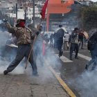 Manifestantes indígenas tomaban este martes el edificio de la Asamblea Nacional de Quito (Ecuador).-JOSÉ JÁCOME (EFE)