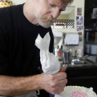 Jack Phillips, el pastelero que se negó a hacerle un pastel a una pareja gay.-/ BRENNAN LINSLEY / AP