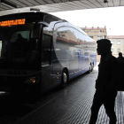 Viajeros en la estación de autobuses de Soria.-VALENTÍN GUISANDE