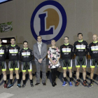 El equipo E.Leclerc Cycling Team junto a Jean Michel Chauvin, presidente ejecutivo de E. Leclerc Soria, Conchi Comas, adjunta a la dirección.-LUIS ÁNGEL TEJEDOR