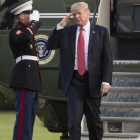 Trump saluda a su llegada en helicóptero desde Reno a la Casa Blanca, en Washington, el 23 de agosto-AP / CAROLYN KASTER