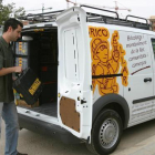 Un trabajador autónomo junto a su camioneta con material de bricolaje.-JOSEP GARCÍA (EL PERIÓDICO)