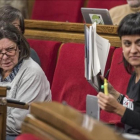 Las diputadas de la CUP, Gabriela Serra y Anna Gabriel, en el Parlament-FERRAN SENDRA