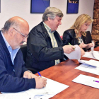 Amancio Martínez, Paulino Herrero y Ana Bárcena firmando ayer en la sede de Asopiva-R.F.