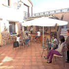Un grupo de viajeros descansa en el patio de un alojamiento de turismo rural de Valladolid, en una imagen de archivo. PHOTOGENIC
