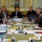 François Hollande, a la derecha, preside la reunión del Consejo de Defensa.-REUTERS / PHILIPPE WOJAZER