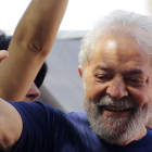 Lula saluda a sus seguidores frente a la sede del sindicato metalúrgico-NELSON ANTOINE
