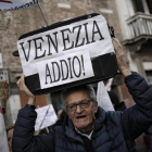 Uno de los participantes en la manifestación contra la despoblación del casco antiguo y el aumento descontrolado del turismo en Venecia.-AFP / MARCO BERTORELLO