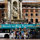 Imagen de un grupo de turistas subiendo al Bus Turístico de Barcelona.-JOAN PUIG