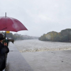 Varias personas observan la crecida del río Po durante unas fuertes lluvias en Turín. Cerca de once regiones italianas se encuentran en estado de emergencia debido a las lluvias y tormentas de los últimos días.-EPA/ANSA
