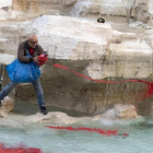 Graziano Cecchini vierte pintura roja en la Fontana di Trevi en Roma, Italia, hoy, 26 de octubre de 2017.-EFE