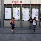 Oficina del Banco Santander, junto a una del Banco Popular, en Madrid.-