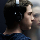 Dylan Minnette y Katherine Langford, en una imagen promocional de la producción de Netflix 'Por 13 razones'.-