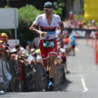 Javier Gómez Noya sufre en el segmento de maratón.-EFE / BRUCE OMORI