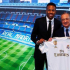 Militao y Florentino Pérez, en la presentación del defensa.-