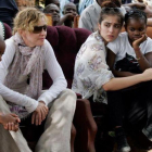 Madonna, con sus cuatro hijos, en una escuela de Malawi, durante una visita en 2013.-AFP / AMOS GUMULIRA