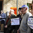 Protesta contra el cierre en el acceso a la residencia Nuestra Señora de las Mercedes. / DIEGO MAYOR-