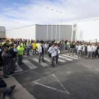 Trabajadores a las puertas de la fábrica de Nissan en una de sus asambleas abiertas-Efe