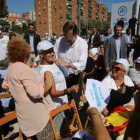 Mariano Rajoy firma un autógrafo a una simpatizante, ayer, en Badalona.-ELISENDA PONS