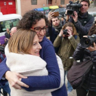 Carme Forcadell y Marta Rovira se abrazan este domingo en el mitin de ERC en Badalona.-RICARD FADRIQUE