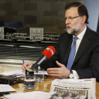 El presidente del Gobierno, Mariano Rajoy, durante la entrevista con Radio Nacional desde el Palacio de La Moncloa, ayer.-Foto: EFE