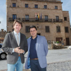 El diputado socialista por Soria, Félix Lavilla, anuncia que abandona la primera línea de la política. En la imagen, acompañado del secretario del Psoe en Soria y alcalde de la ciudad, Carlos Martínez.-CONCHA ORTEGA / ICAL