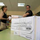 Paquete de votos recibidos por correo en una de las mesas del colegio electoral la localidad salmantina de Cabrerizos-ICAL