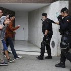 La policía nacional trata de evitar la votación del referéndum unilateral en Sant Andreu de la Barca.-ALBERT BERTRAN
