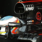 Fernando Alonso deja el garaje de McLaren-Honda en los ensayos de este jueves en Montmeló.-REUTERS / SERGIO PEREZ