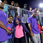 Tyson Gay, en el centro, durante el homenaje a la memoria de su hija.-REUTERS / BRYAN WOOLSTON