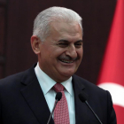 El primer ministro turco, Binali Yildirim, comparece para explicar el acuerdo de normalización de relaciones con Israel.-BURHAN OZBILICI / AP