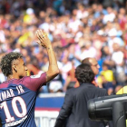 Neymar saluda a la afición del Parque de los Príncipes, este sábado-ALAIN JOCARD