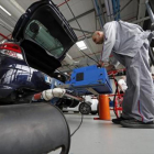 Un técnico utiliza un sistema de medición de emisiones portátiles en un Citroen C4 en Carrieres-sous-Poissy-REUTERS / BENOIT TESSIER