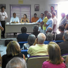 Imagen de una asamblea de vecinos celebrada fuera de la provincia de Soria. /  EL MUNDO-