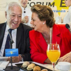 José Manuel García-Margallo y Rita Barberá, en un desayuno informativo, durante la campaña de las municipales de mayo del 2015.-MIGUEL LORENZO