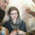 Soldados iraquís muestran a la joven alemana arrestada en Mosul.-EL PERIÓDICO